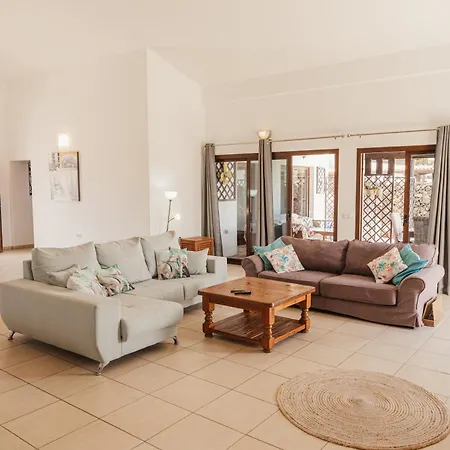 Buena Vista With Heated Indoor Pool In El Roque La Oliva