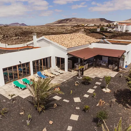 Buena Vista With Heated Indoor Pool In El Roque La Oliva