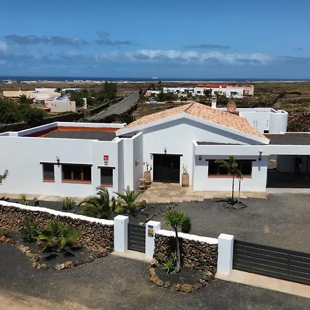 Buena Vista With Heated Indoor Pool In El Roque *