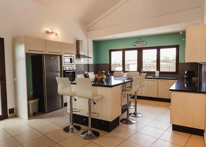 Buena Vista With Heated Indoor Pool In El Roque Villa