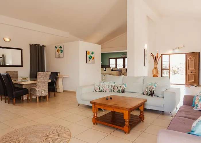 Villa Buena Vista With Heated Indoor Pool In El Roque *