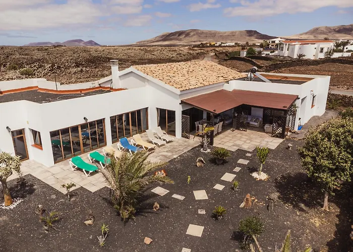 Buena Vista With Heated Indoor Pool In El Roque La Oliva