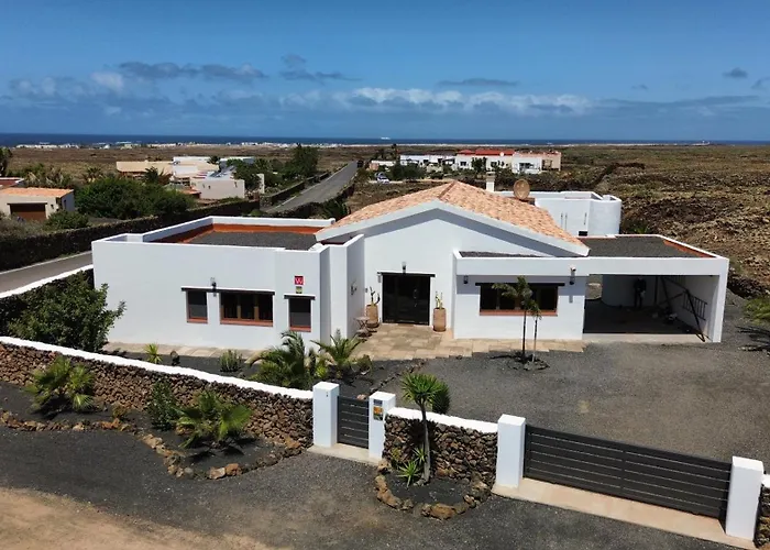 Buena Vista With Heated Indoor Pool In El Roque *